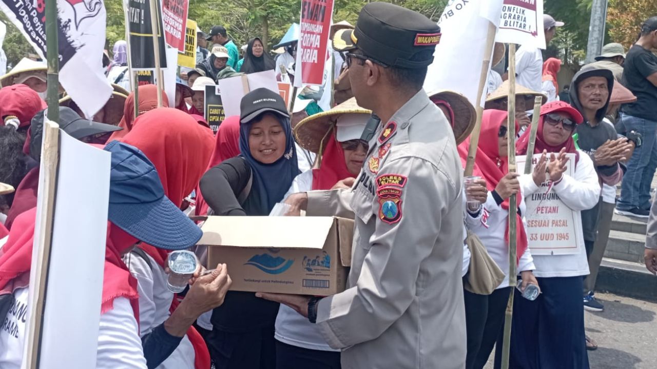 Polres Blitar Turunkan 272 Personel Amankan Aksi GMNI, Massa Disuguhi Makanan