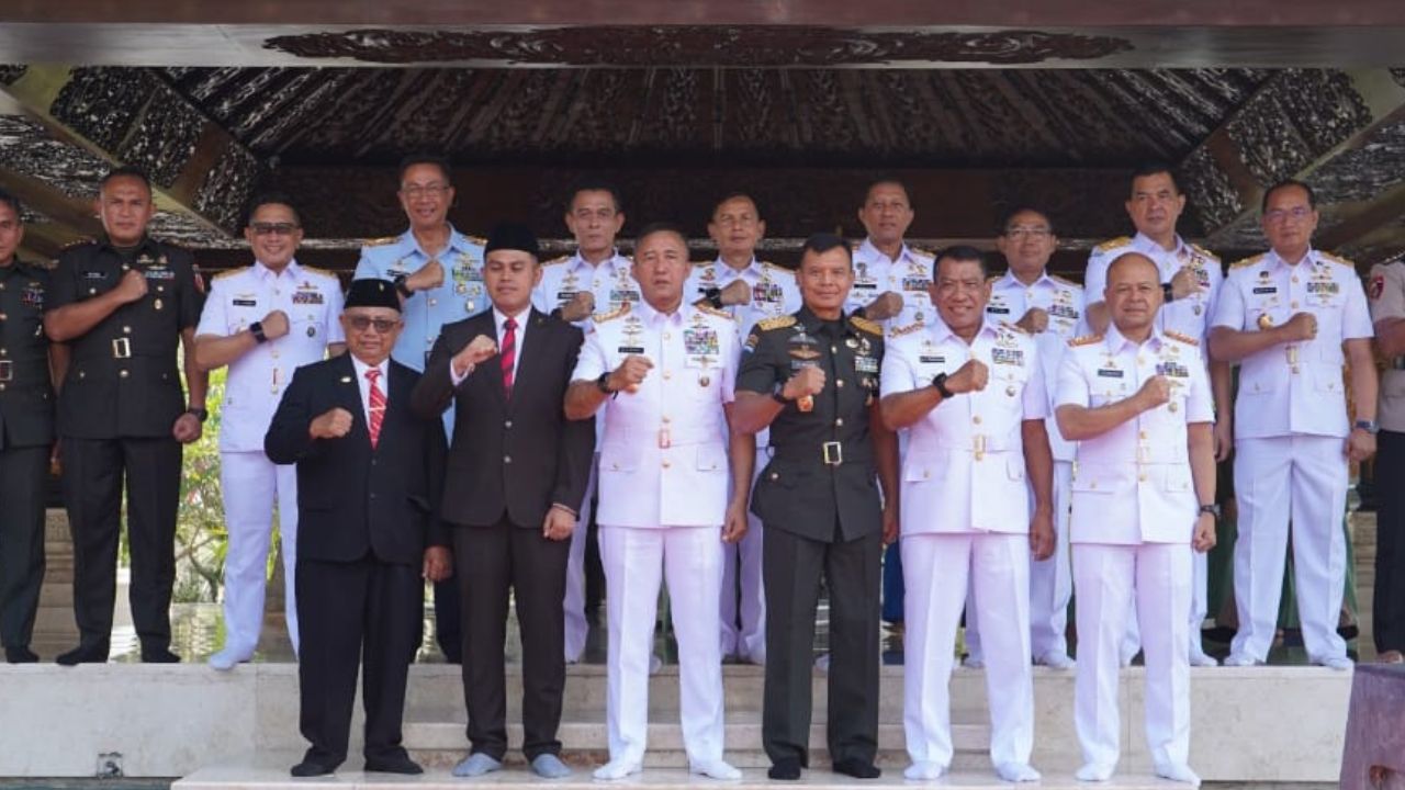 HUT ke-80 TNI, Ratusan Prajurit Gelar Upacara Ziarah di Pusara Bung Karno Blitar