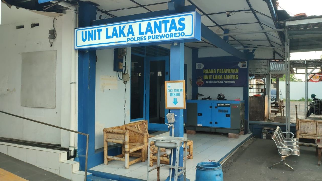 Dua Pelajar di Purworejo Terluka Usai Motor Mereka Terserempet Bus, Satu Korban Luka Parah