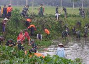 Kodim Purworejo Pimpin Gotong Royong Bersihkan Sungai Lereng Sambut HUT TNI ke-80