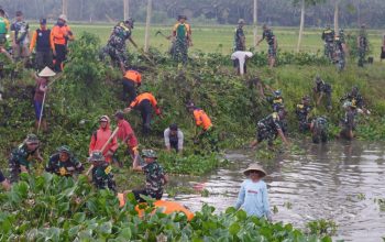 Kodim Purworejo Pimpin Gotong Royong Bersihkan Sungai Lereng Sambut HUT TNI ke-80