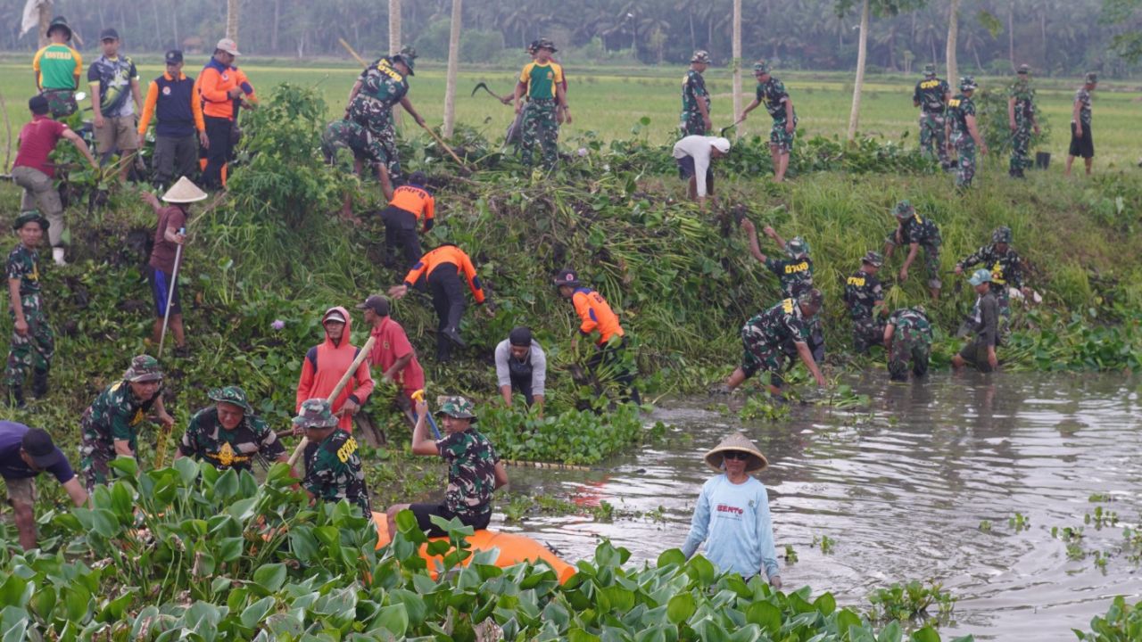 Kodim Purworejo Pimpin Gotong Royong Bersihkan Sungai Lereng Sambut HUT TNI ke-80