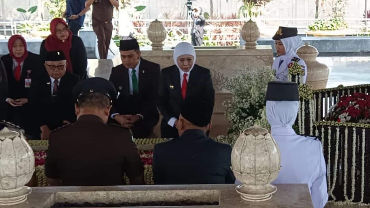Khidmat! Gubernur Khofifah Pimpin Ziarah ke Makam Bung Karno untuk HUT ke-80 Jatim