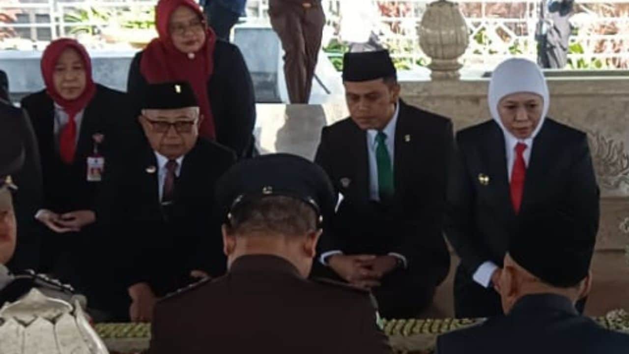 Usai Ziarah ke Makam Bung Karno, Gubernur Khofifah Tegaskan: Cinta Tanah Air Bukan Hanya Slogan, Tapi Kerja Nyata