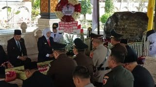 HUT ke-80 Jatim, Gubernur Khofifah Salurkan 500 Paket Sembako untuk Warga Blitar